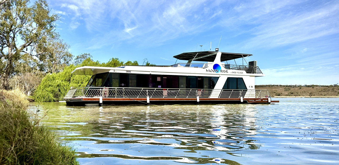 Moon Rise Houseboat side view